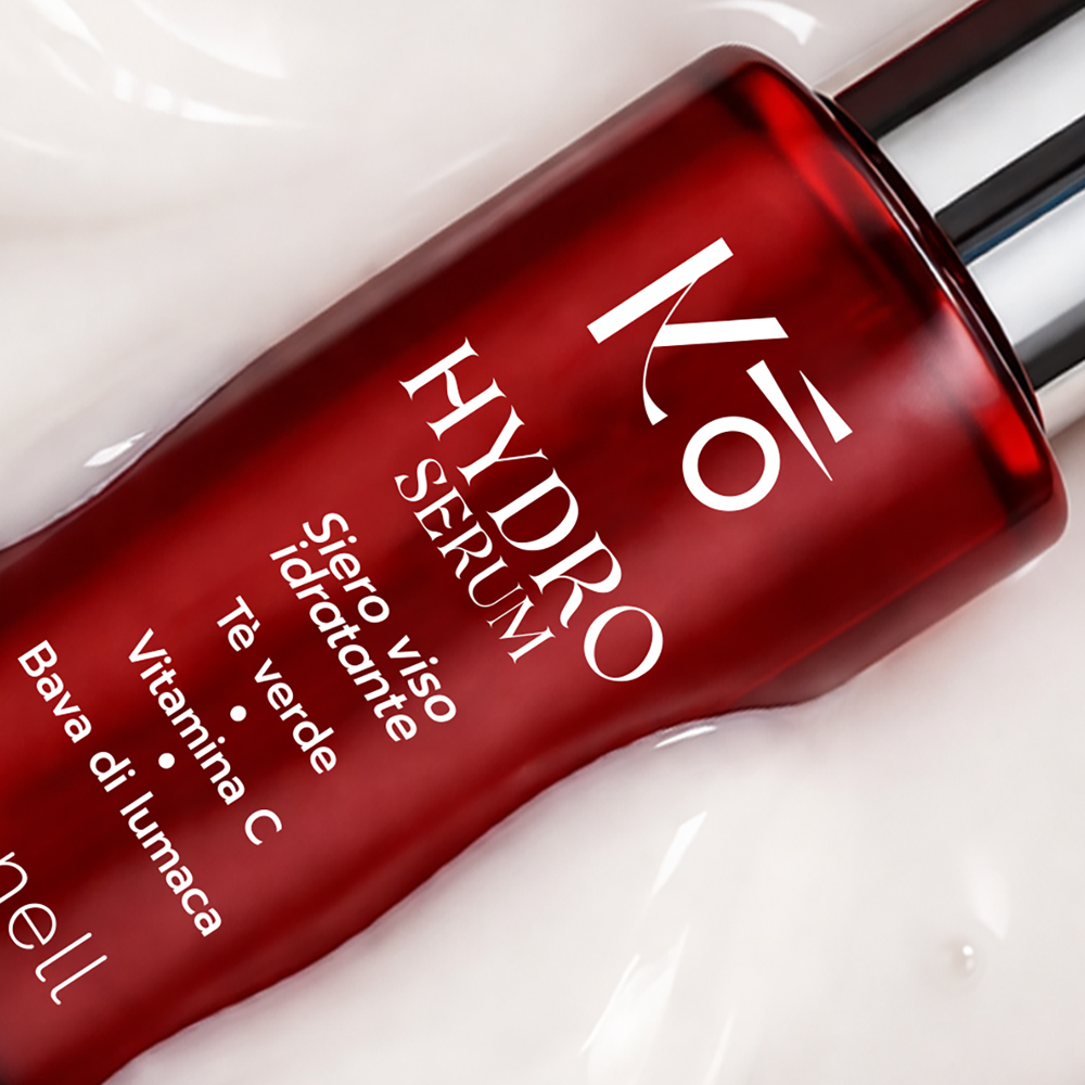 Primo piano flacone Bionell Ko Hydro Serum siero idratante viso con tè verde vitamina C e bava di lumaca