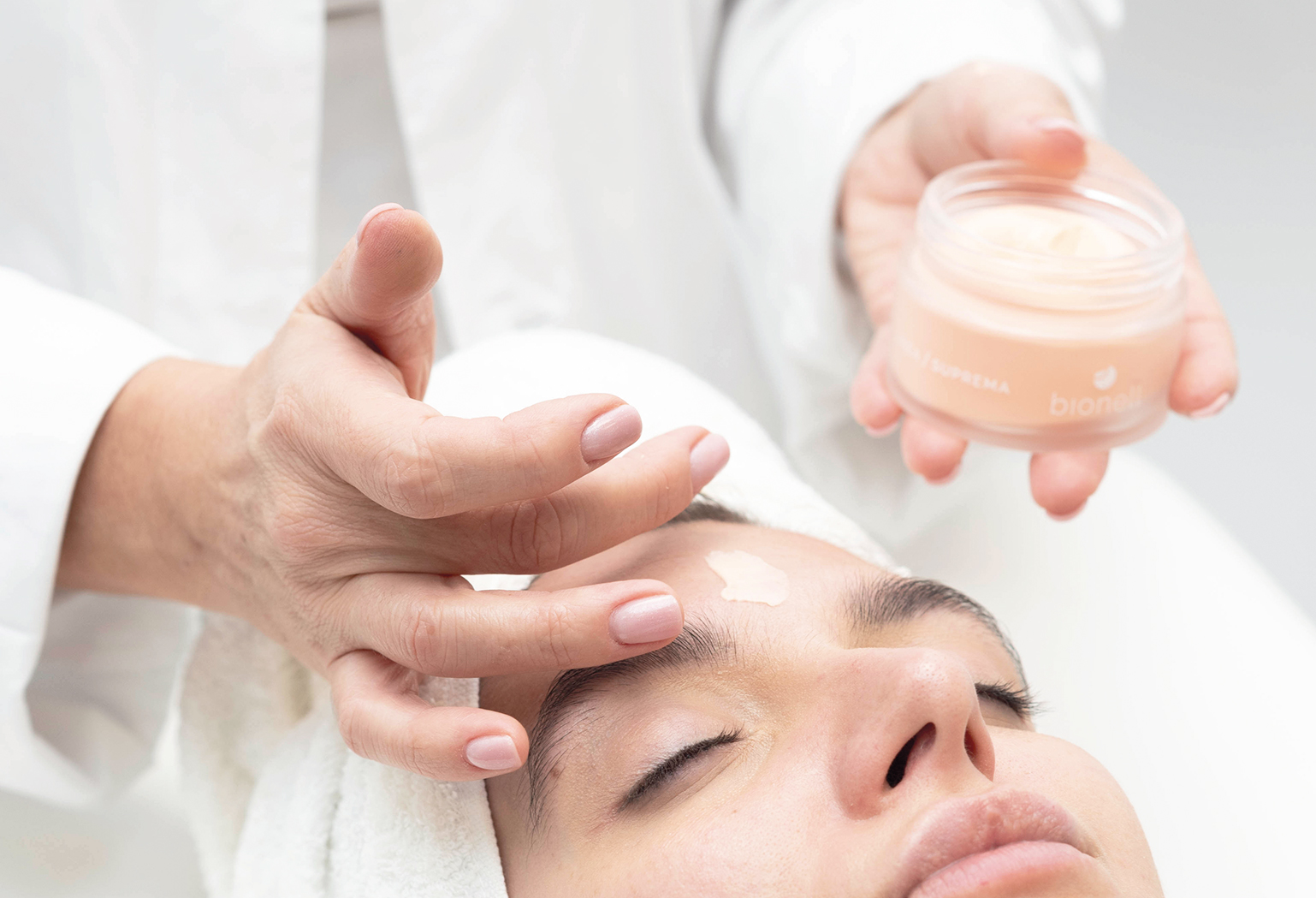 Al momento stai visualizzando Trattamento Viso Depigmentante e Antiossidante per Pelli Mature all’Acido Mandelico – Professionale