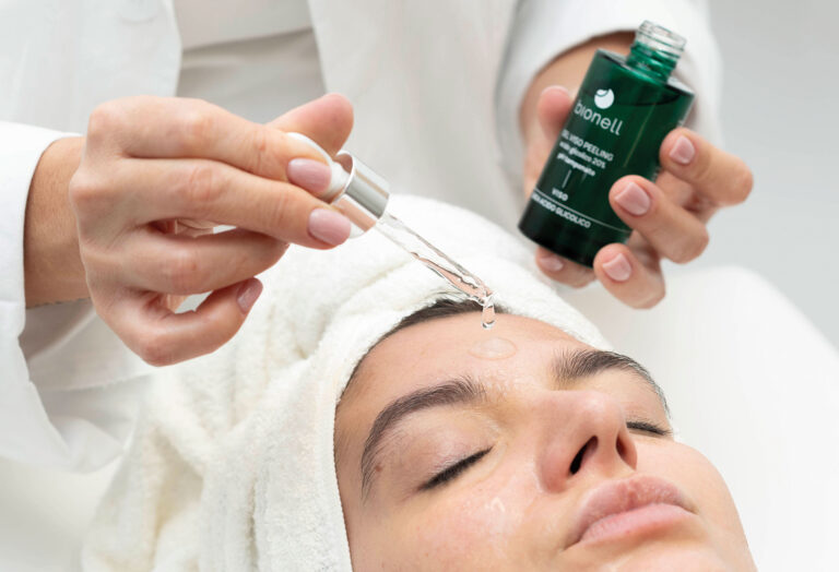 Scopri di più sull'articolo Trattamento Peeling all’Acido Glicolico per Pelli Grasse – Professionale