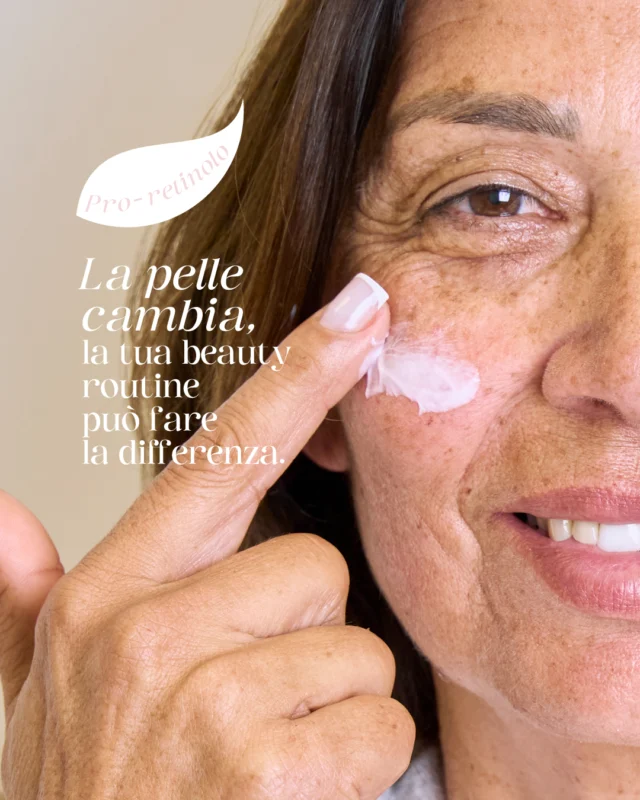 ✨ RINNOVA. RIGENERA. RIVITALIZZA.

La pelle cambia, e anche la sua beauty routine può fare la differenza.
La Crema Viso Antiage Pro-Retinolo è pensata per trattamenti antirughe intensivi e per favorire il naturale rinnovamento della pelle.

🧴 75 ml di formula con una combinazione mirata di attivi:

🍅 Estratto di Pomodoro
🫐 Estratto di Mirtillo
💧 Acido Ialuronico
✨ Retinil Palmitato, precursore del Retinolo, per supportare il turnover cellulare e la rigenerazione cutanea.

Una formula ideale nei trattamenti antiage, nei percorsi rigeneranti e anche per pelli che necessitano di un’azione mirata.

Più rinnovamento. Più luminosità. Una pelle dall’aspetto più levigato.

💡 Vuoi un trattamento d’urto? Abbina la Crema al Siero Viso Antiage Pro-Retinolo per un ciclo di massimo 2 settimane, alternandoli: un giorno la crema e un giorno il siero, oppure uno la mattina e l’altro la sera. Un’azione intensiva mirata, da riservare a periodi specifici.

Scoprila su bionell.it o dal tuo rivenditore bionell.

#Bionell #ProRetinolo #Retinolo #Skincare #Antiage